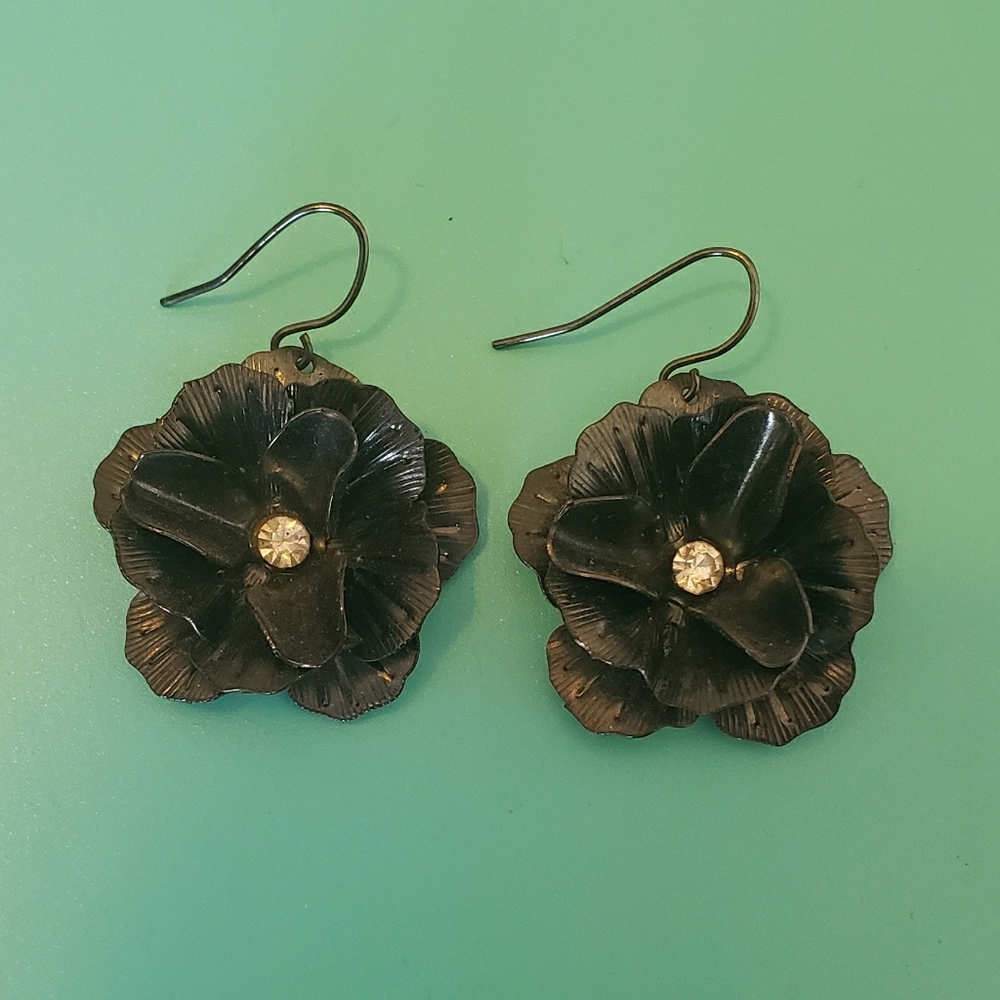 ❌SOLD❌ Handmade black flower metal earrings